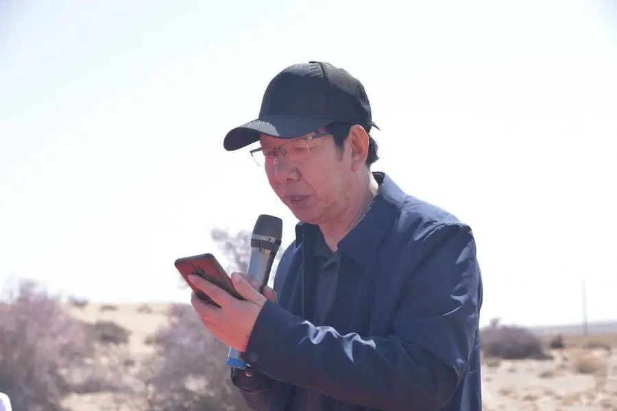 大漠桃花格外红 文艺服务处处春—阿拉善盟文联 阿拉善盟诗词学会组织艺术家赴孪井滩生态移民示范区开展“三下乡”文艺志愿服务采风活动 第7张
