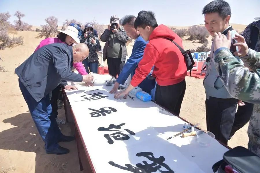 大漠桃花格外红 文艺服务处处春—阿拉善盟文联 阿拉善盟诗词学会组织艺术家赴孪井滩生态移民示范区开展“三下乡”文艺志愿服务采风活动 第13张