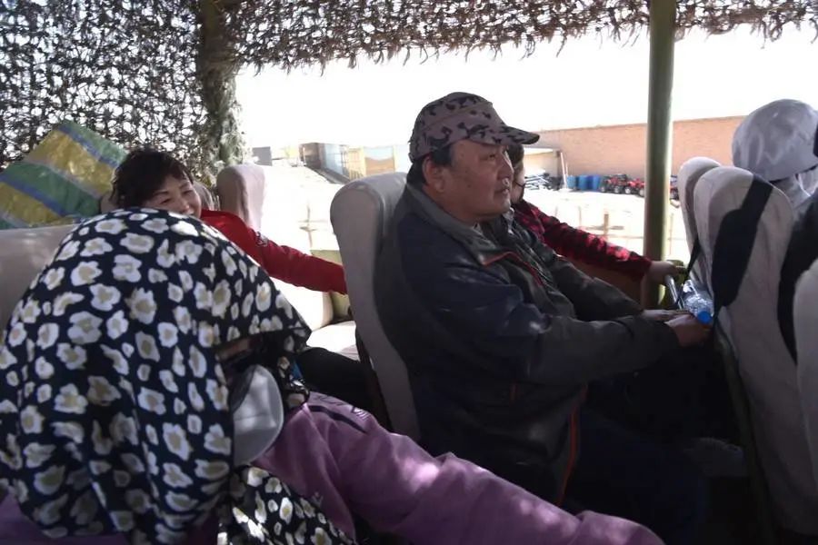 大漠桃花格外红 文艺服务处处春—阿拉善盟文联 阿拉善盟诗词学会组织艺术家赴孪井滩生态移民示范区开展“三下乡”文艺志愿服务采风活动 第23张