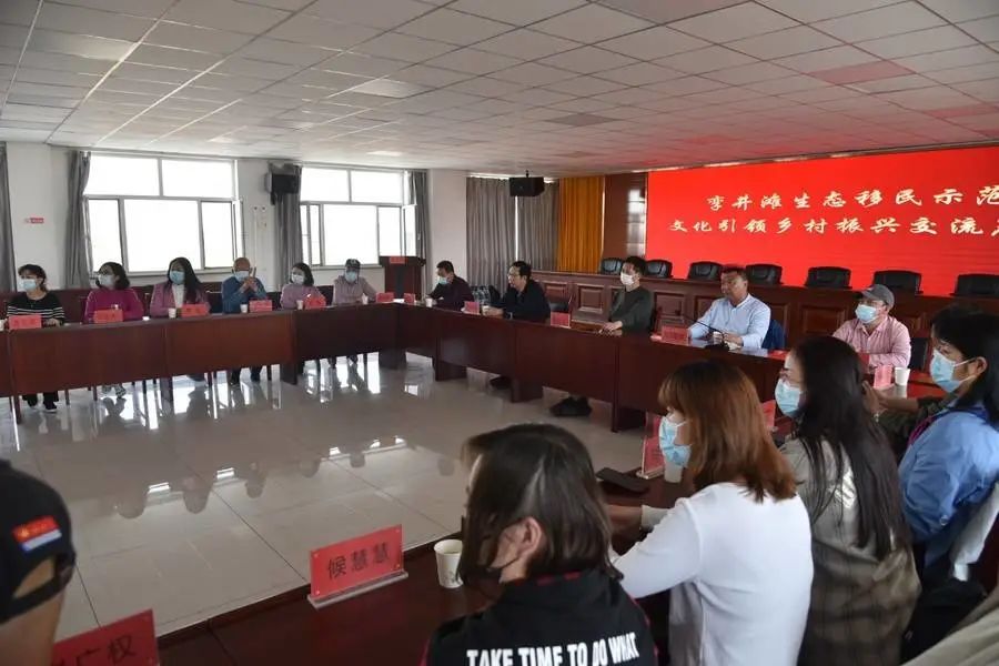 大漠桃花格外红 文艺服务处处春—阿拉善盟文联 阿拉善盟诗词学会组织艺术家赴孪井滩生态移民示范区开展“三下乡”文艺志愿服务采风活动 第29张
