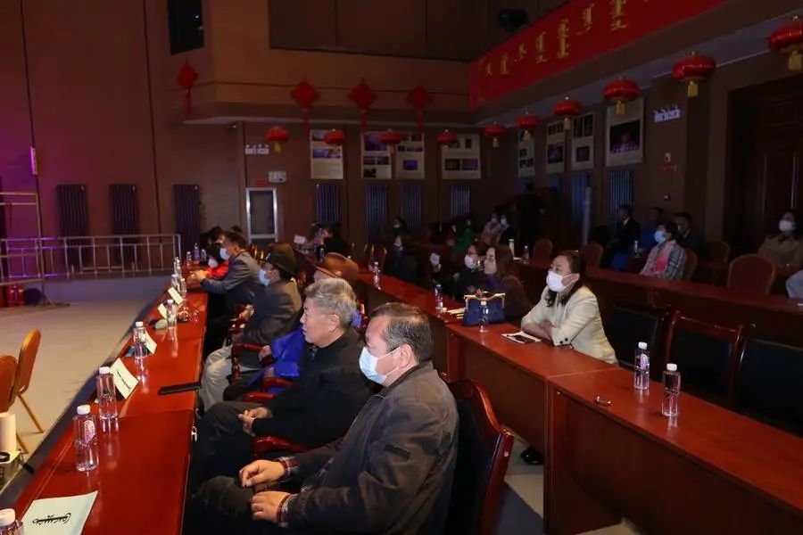 以优秀诗歌作品形成人心凝聚、团结奋进的强大精神纽带——阿拉善第十四届诗歌那达慕成功举办 第3张