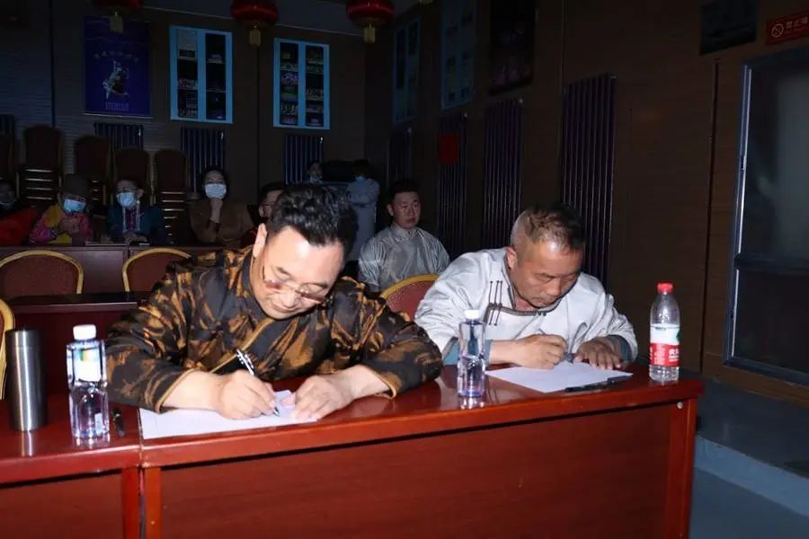 以优秀诗歌作品形成人心凝聚、团结奋进的强大精神纽带——阿拉善第十四届诗歌那达慕成功举办 第8张