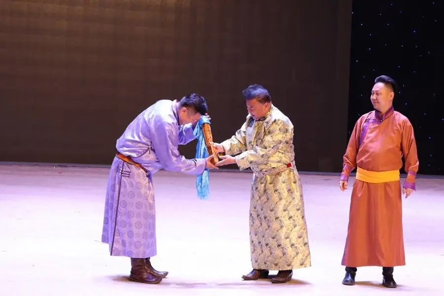 以优秀诗歌作品形成人心凝聚、团结奋进的强大精神纽带——阿拉善第十四届诗歌那达慕成功举办 第19张
