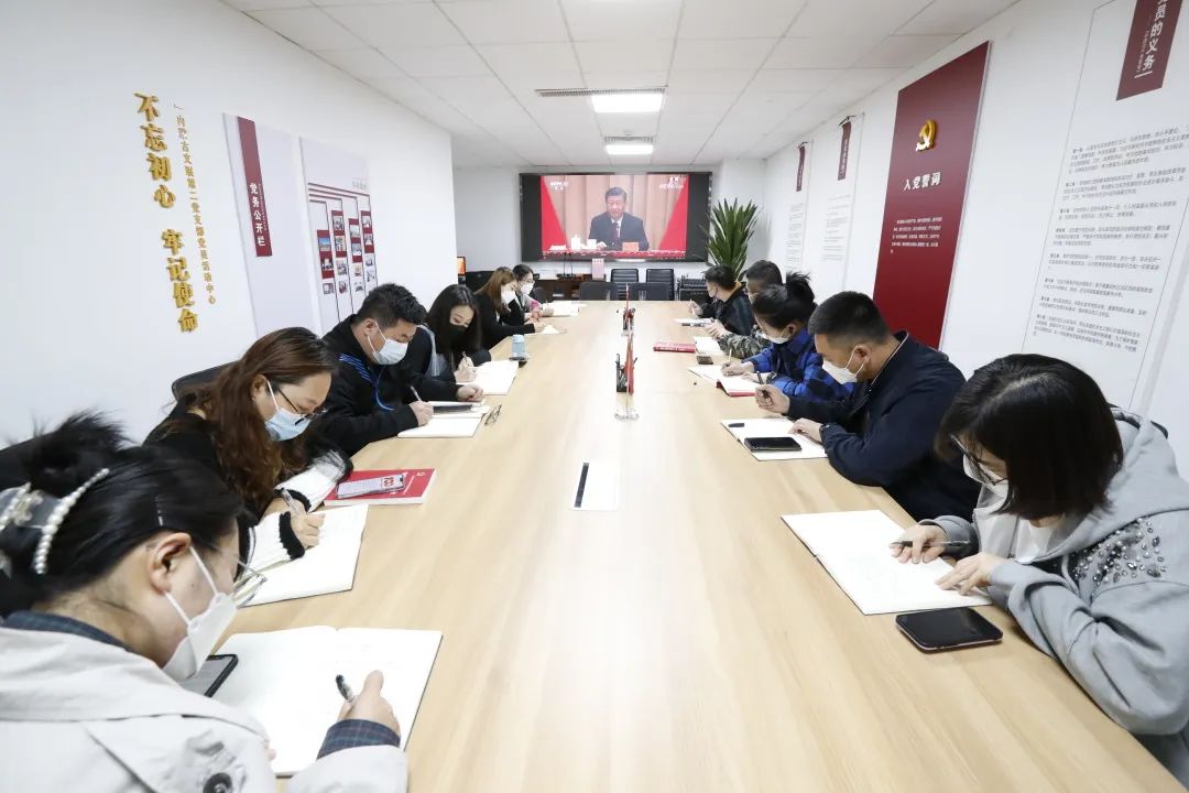 内蒙古文联组织全体干部职工集中收看庆祝中国共产主义青年团成立100周年大会 第4张