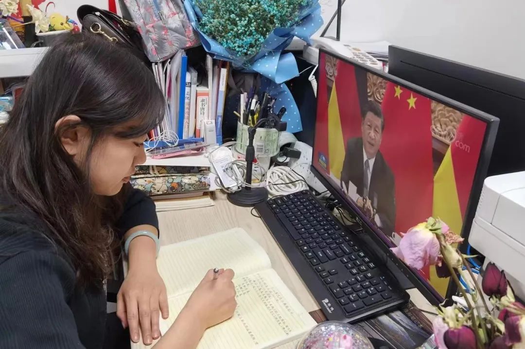 内蒙古文联组织全体干部职工集中收看庆祝中国共产主义青年团成立100周年大会 第6张