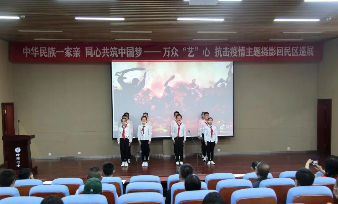 万众“艺”心 抗击疫情摄影作品回民区巡展 第2张