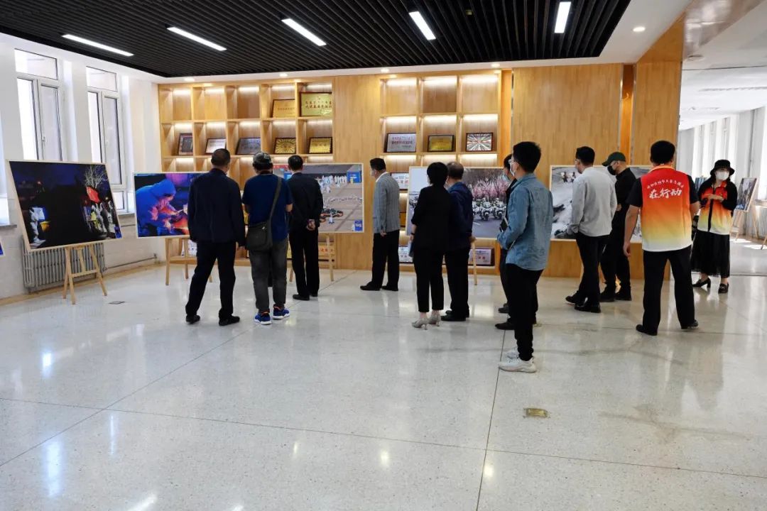 万众“艺”心 抗击疫情摄影作品回民区巡展 第6张
