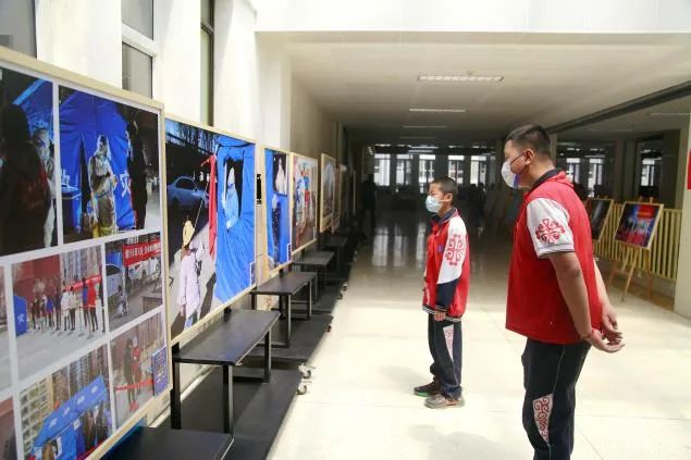 万众“艺”心 抗击疫情摄影作品回民区巡展 第7张