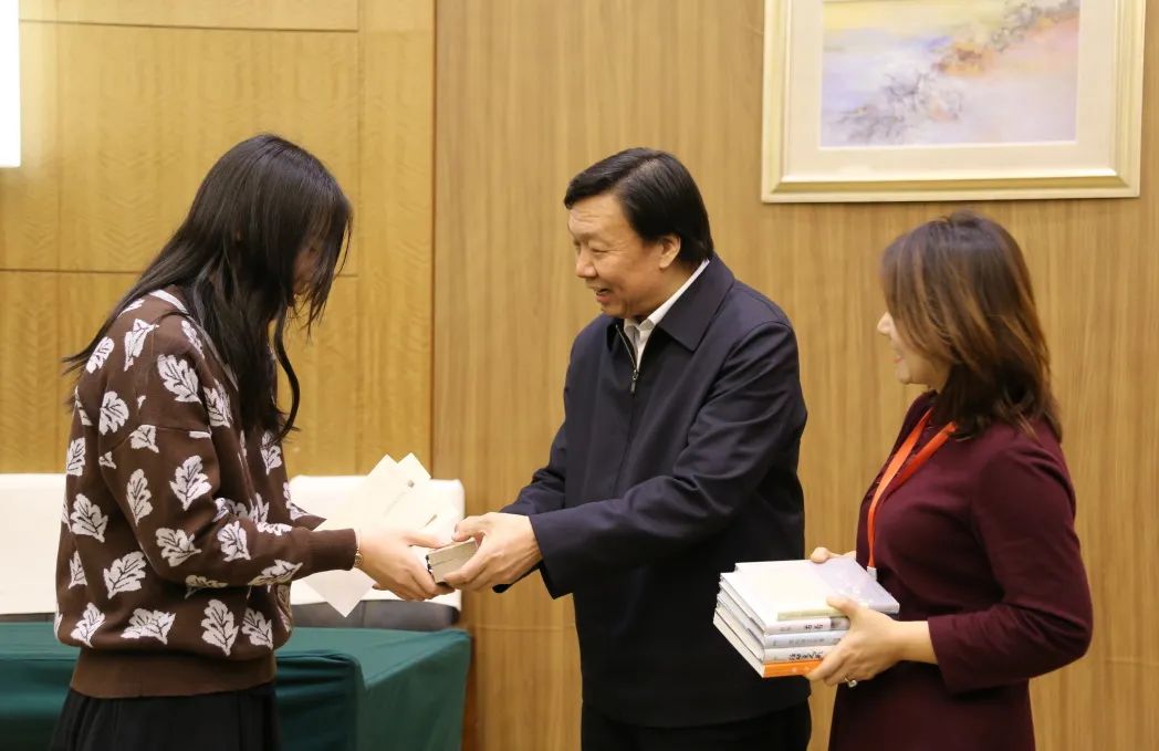 内蒙古文学杂志社开展“我为群众办实事”实践活动 第1张