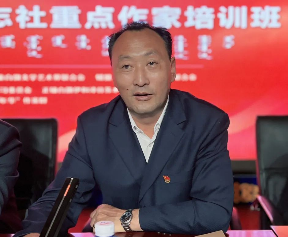 “铸牢中华民族共同体意识”内蒙古文学杂志社重点作家培训班开班 第4张