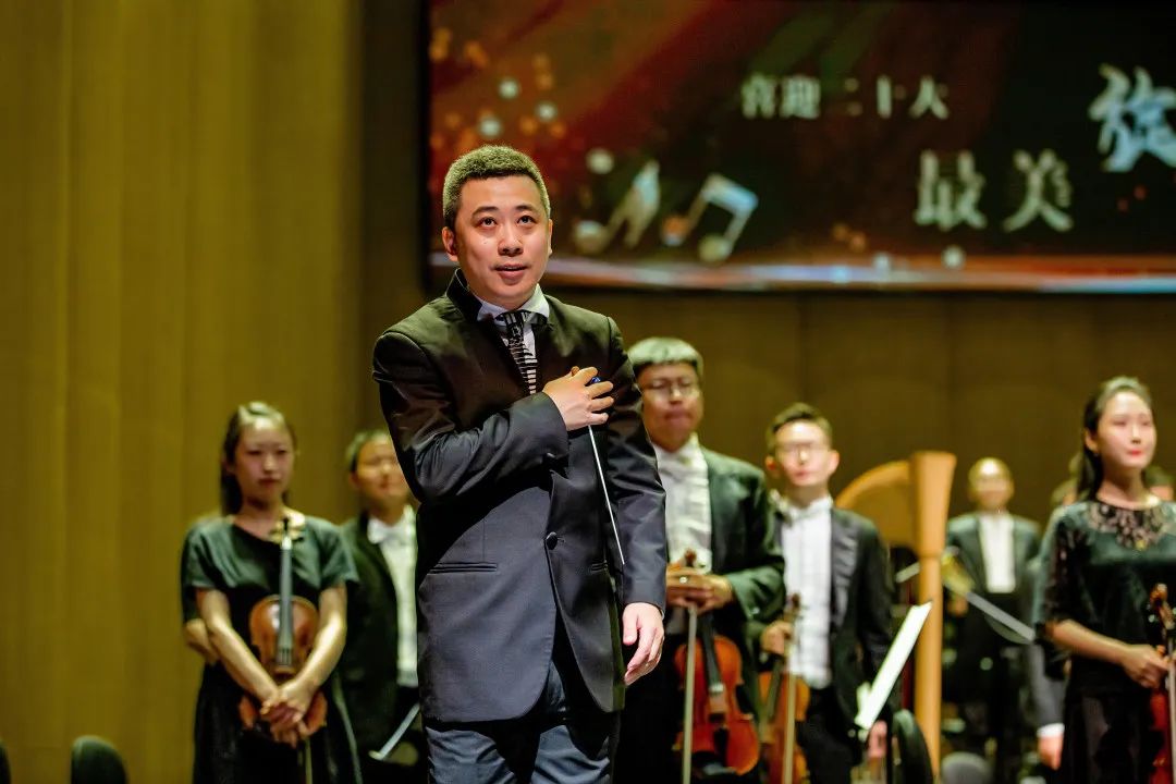 “喜迎二十大 最美旋律献给你”大型交响乐音乐会在内蒙古乌兰恰特剧院激情奏响 第2张