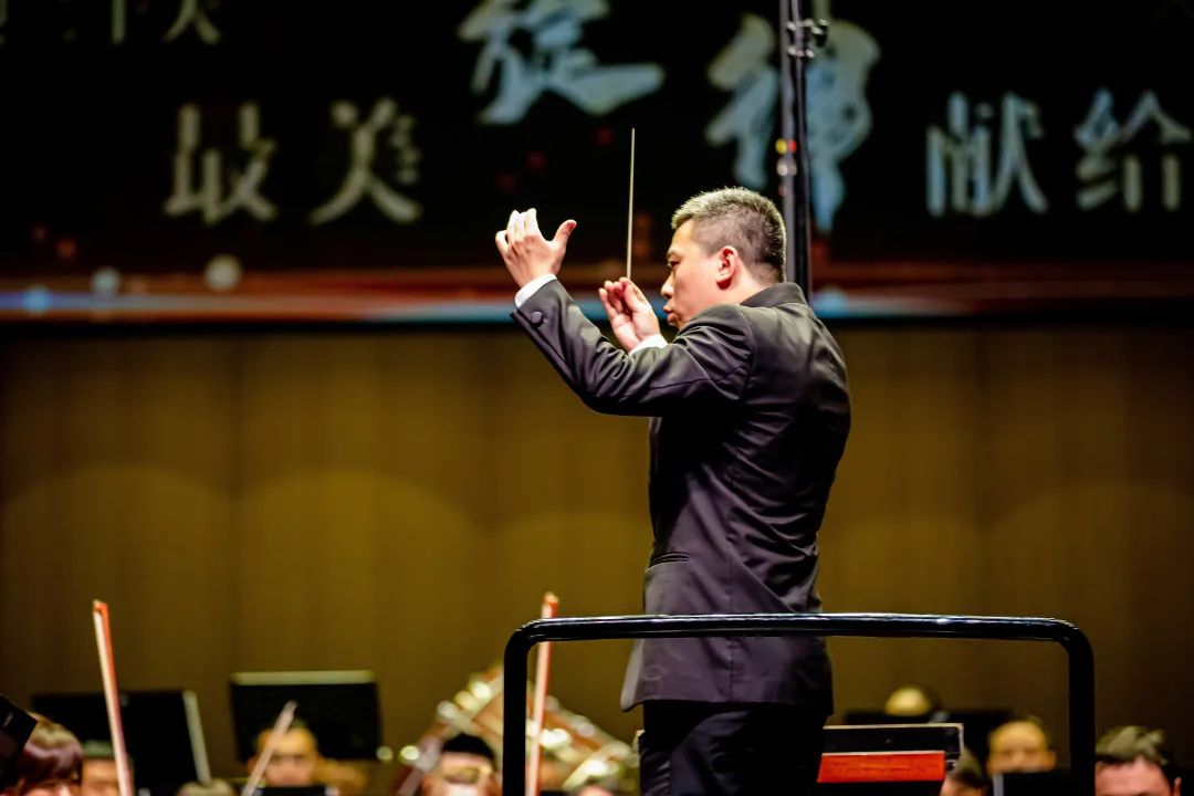 “喜迎二十大 最美旋律献给你”大型交响乐音乐会在内蒙古乌兰恰特剧院激情奏响 第8张