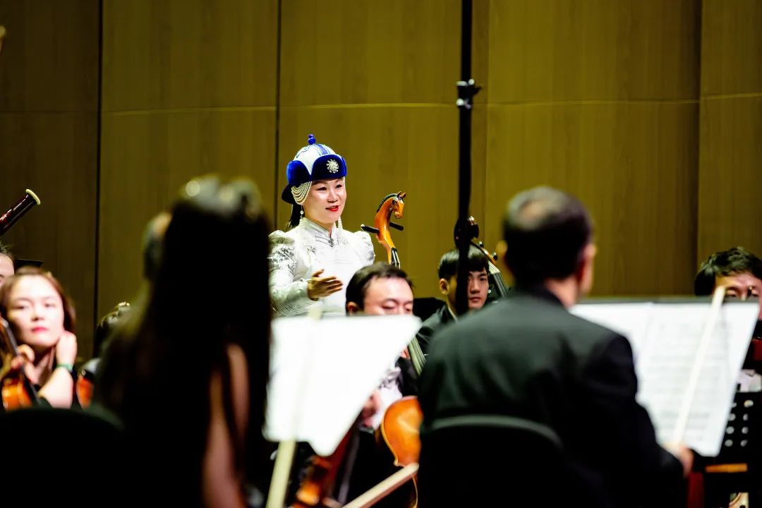 “喜迎二十大 最美旋律献给你”大型交响乐音乐会在内蒙古乌兰恰特剧院激情奏响 第11张